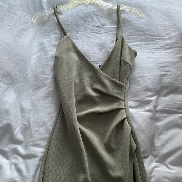 BEAUTIFUL OLIVE GREEN MIDI DRESS😍 - Picture 1 of 4